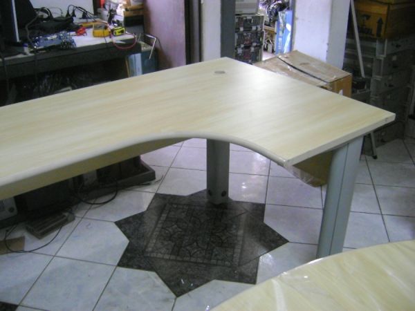 MESA DE ESCRITORIO EM MDF COM ACABAMENTO DE 1ª **PROMOÇÃO**